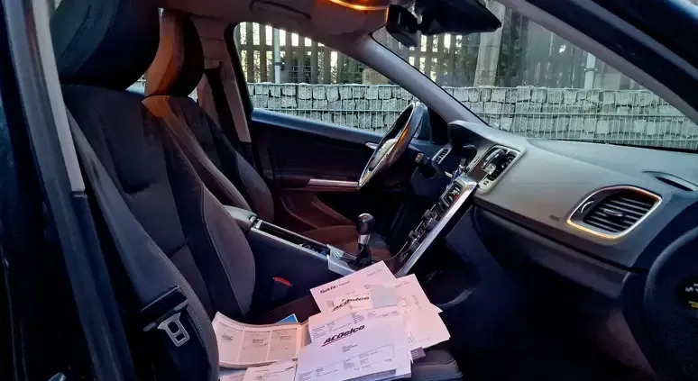 Volvo V60 cena 37999 przebieg: 200000, rok produkcji 2013 z Gąbin małe 562